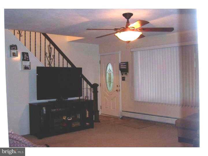 20 Indian Red Road Levittown, PA 19057 - Photo 3 of 25 Living Room