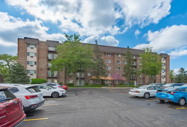 $255,000 | 10353 Dearlove Road, Unit 3A, Glenview, IL 60025