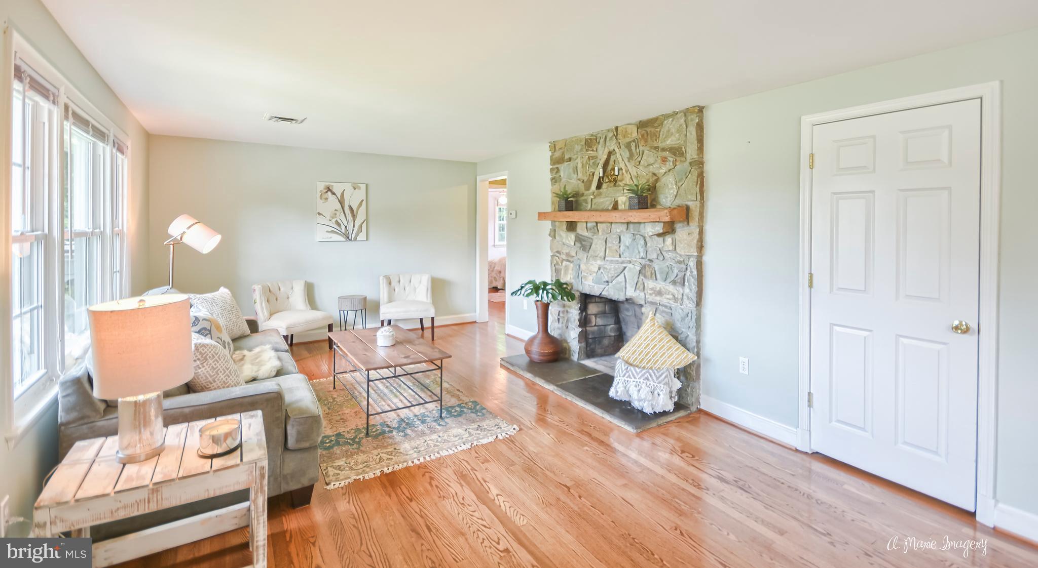 28403 Kemptown Road Damascus, MD 20872 - Photo 14 of 29 Spacious Living Room with hardwood flooring