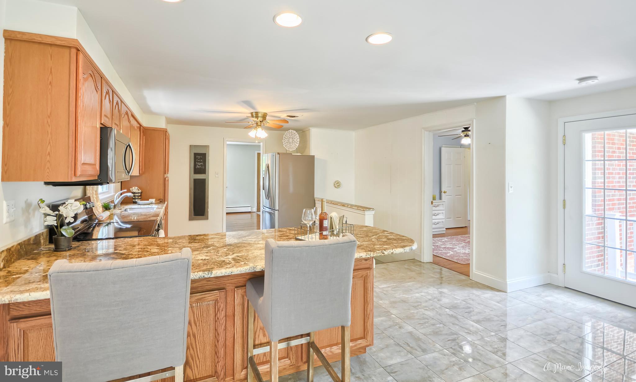 28403 Kemptown Road Damascus, MD 20872 - Photo 7 of 29 Kitchen with counter seating