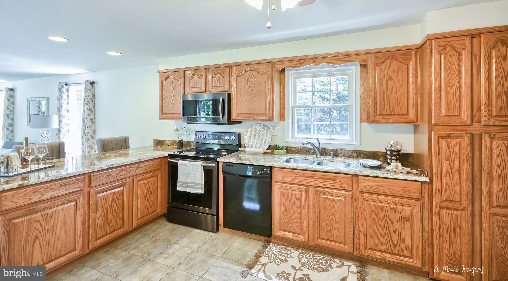 28403 Kemptown Road Damascus, MD 20872 - Photo 8 of 29 Costum cabinets and granite counters