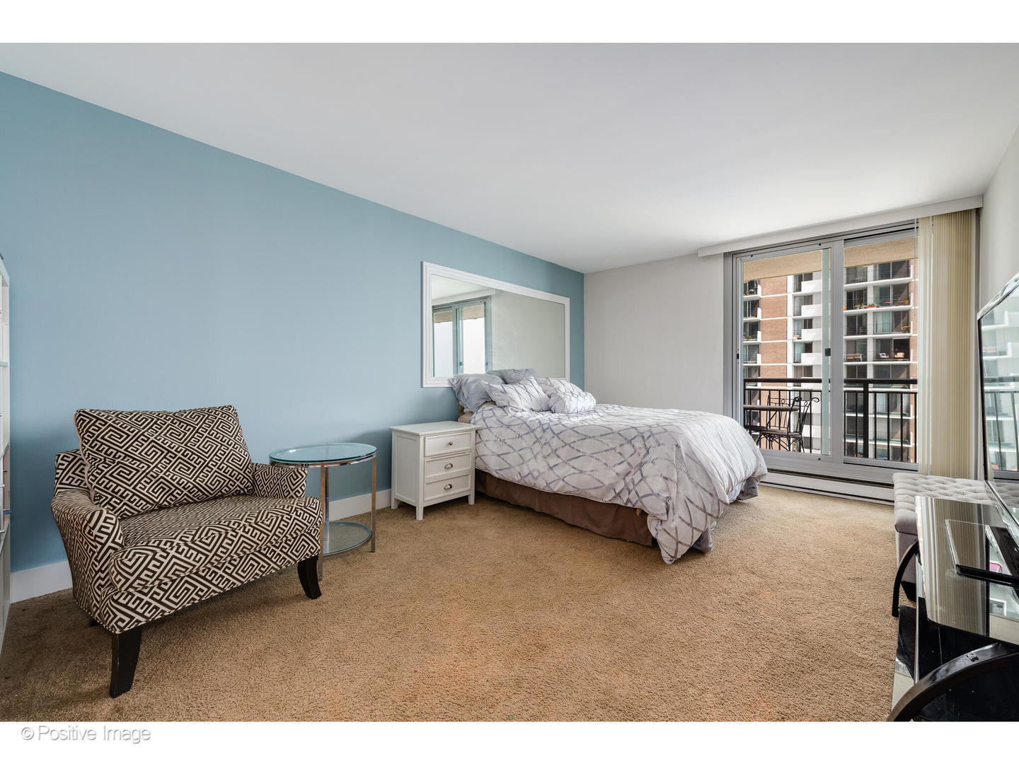 6007 North Sheridan Road, Unit 8B Chicago, IL 60660 - Photo 13 of 23 a bedroom with furniture and a large window