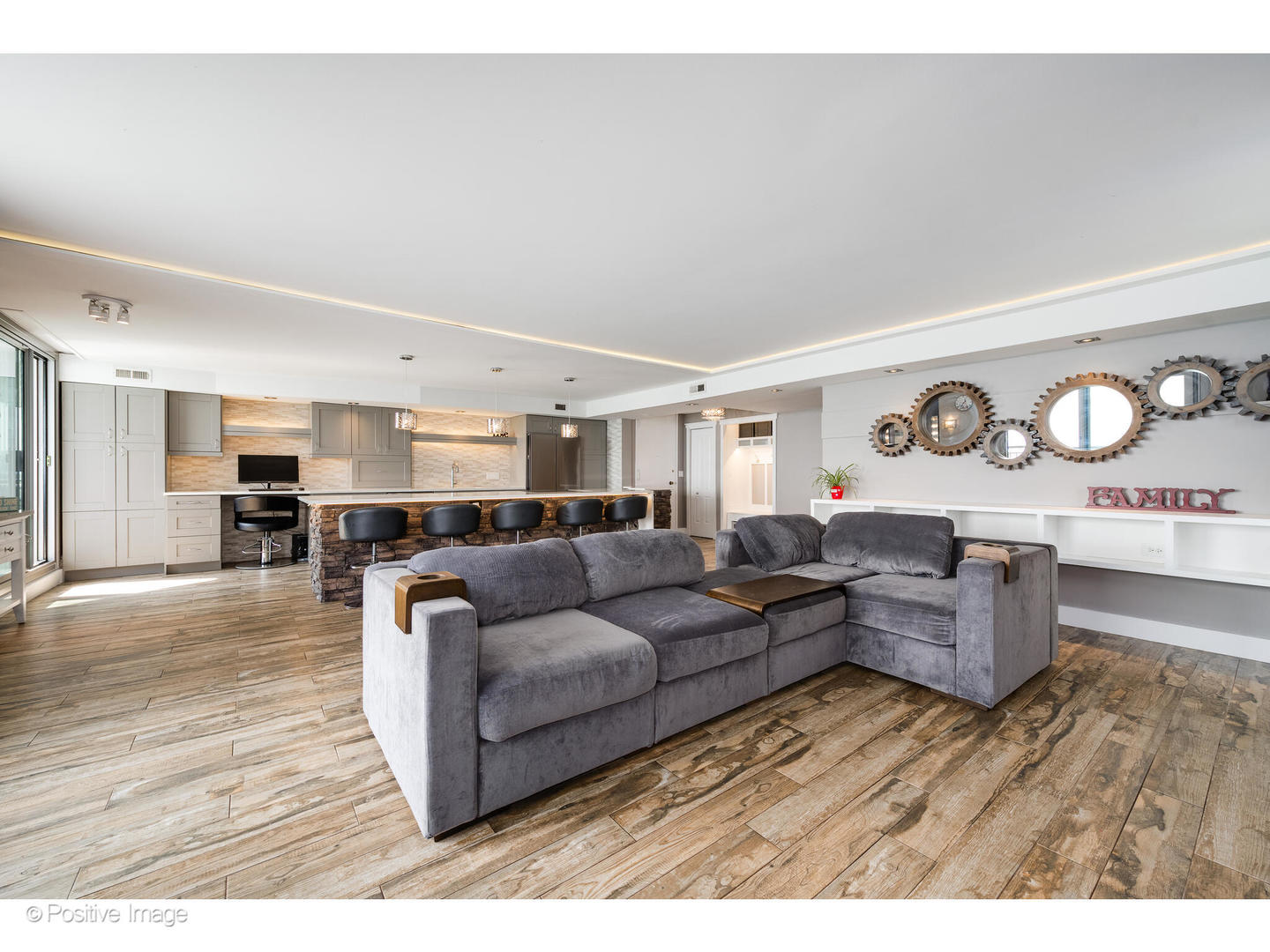 6007 North Sheridan Road, Unit 8B Chicago, IL 60660 - Photo 6 of 23 a living room with furniture and wooden floor