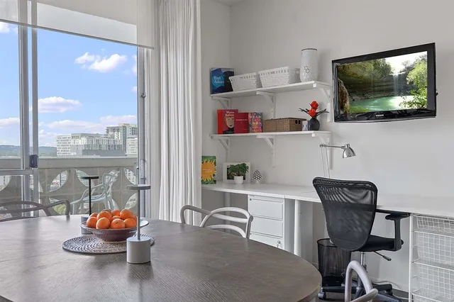 $2,595 | 1801 Lavaca Street, Unit 12K, Austin, TX 78701