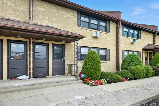 $495,000 | 693 Wantagh Avenue, Wantagh, NY 11793