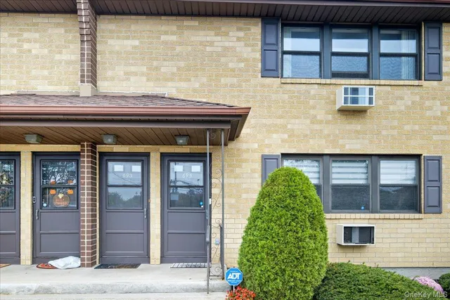 $495,000 | 693 Wantagh Avenue, Wantagh, NY 11793