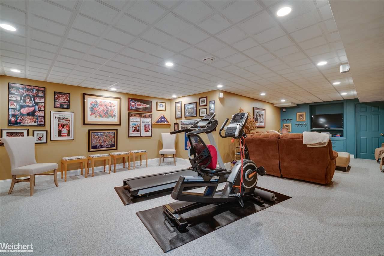17987 Rocco Drive Macomb, MI 48044 - Photo 41 of 48 50049160-40.JPG