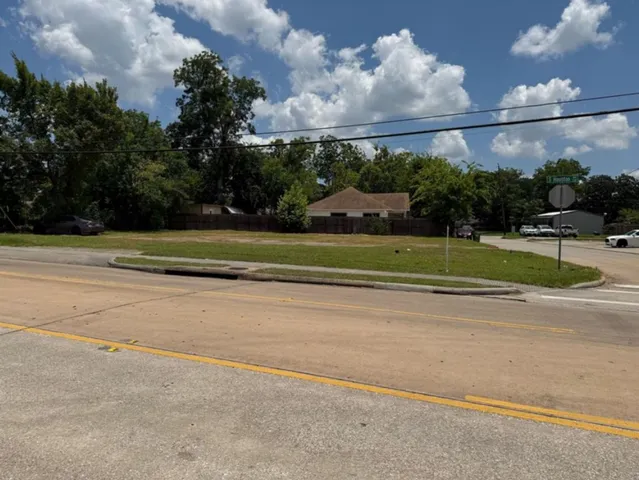 a view of a tennis court
