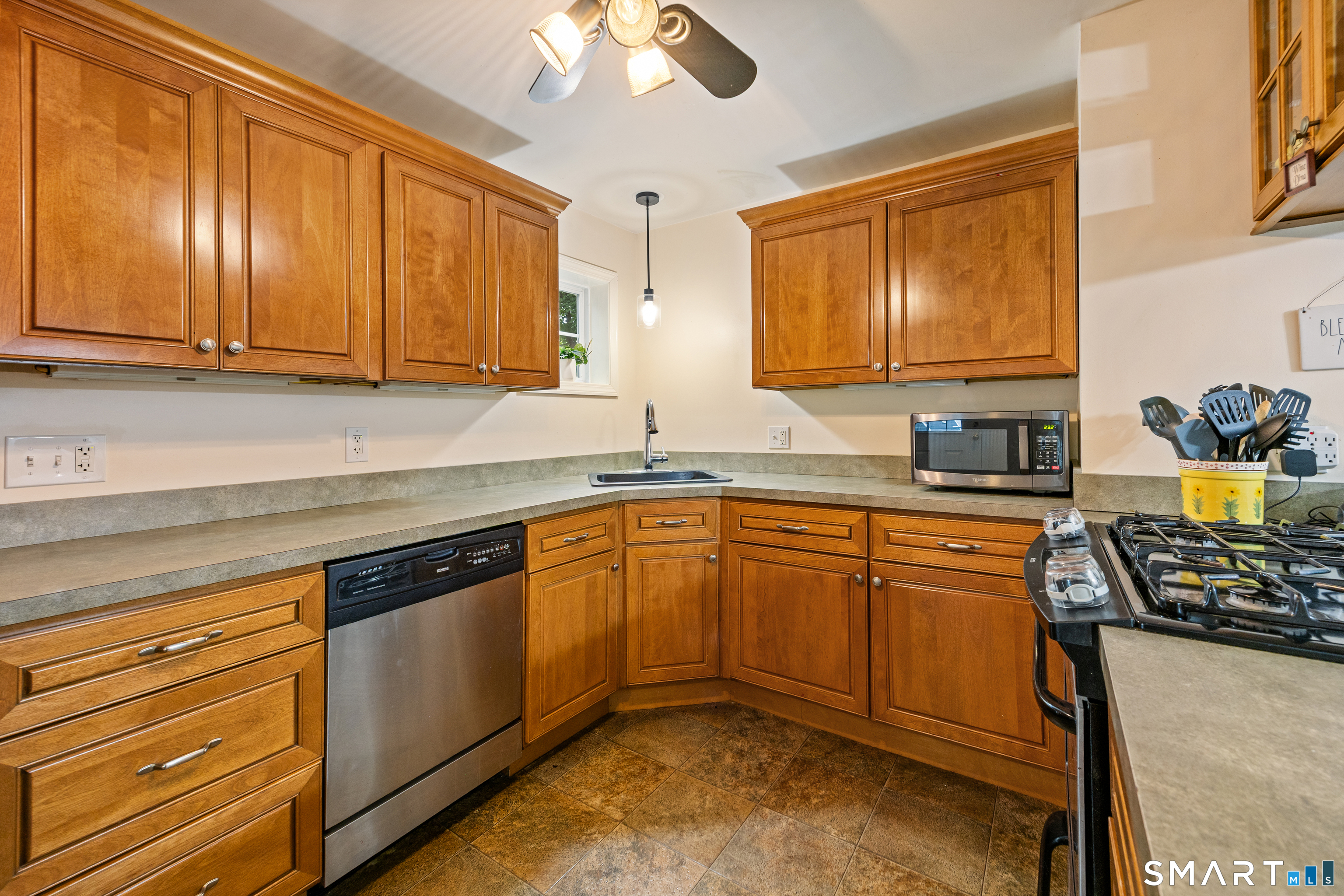 122 Chestnut Grove Road Watertown, CT 06795 - Photo 15 of 40