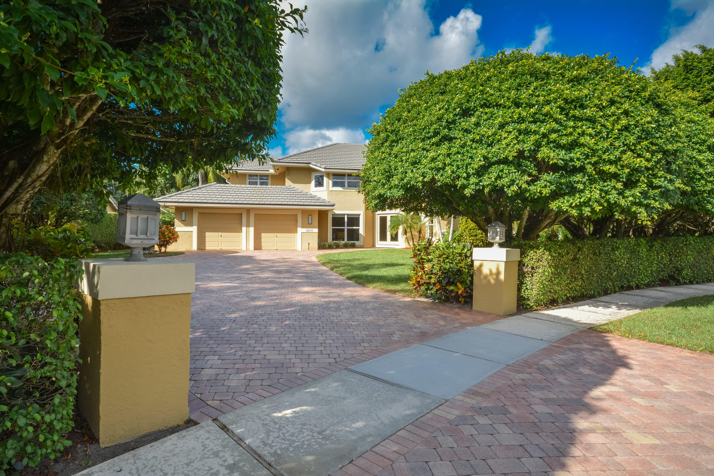 3815 Kings Way Boca Raton, FL 33434 - Photo 39 of 45 Driveway/Exterior Front