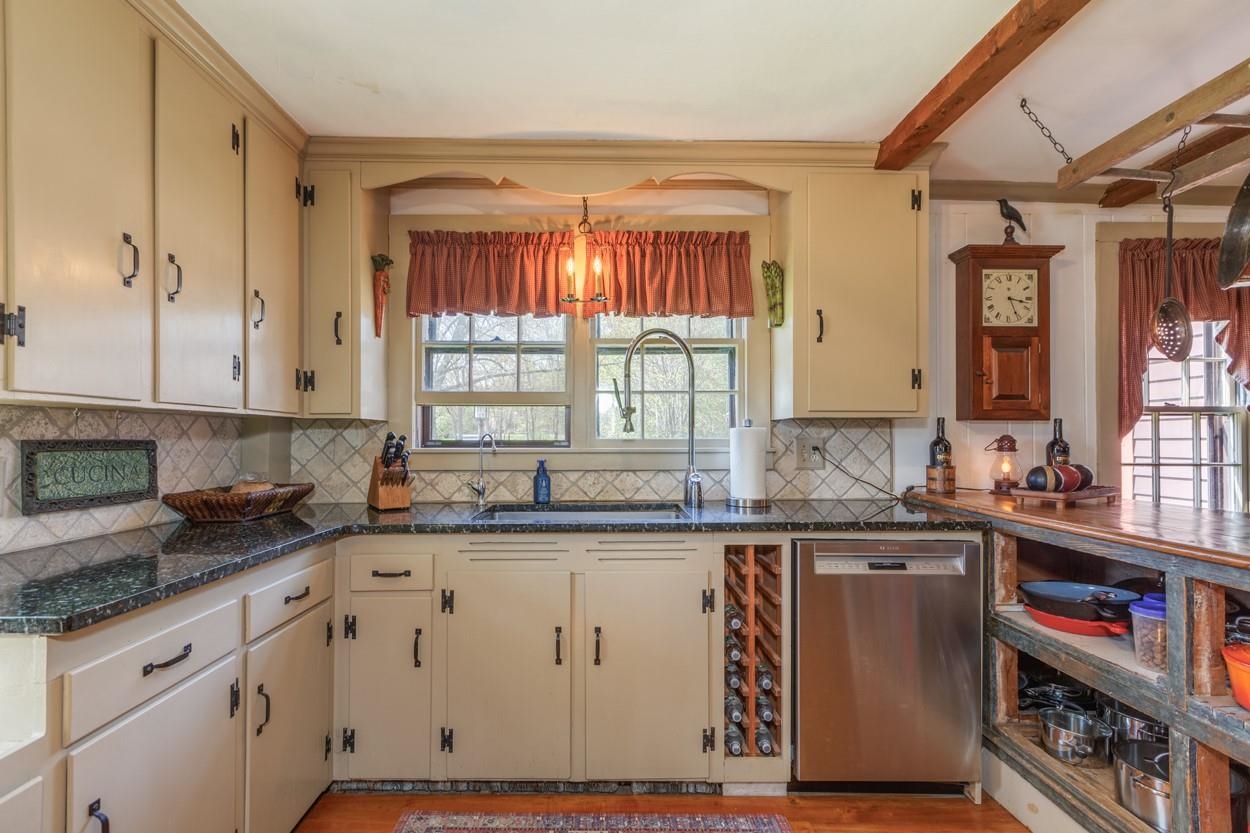 8 Miltimore Road Derry, NH 03038 - Photo 3 of 40