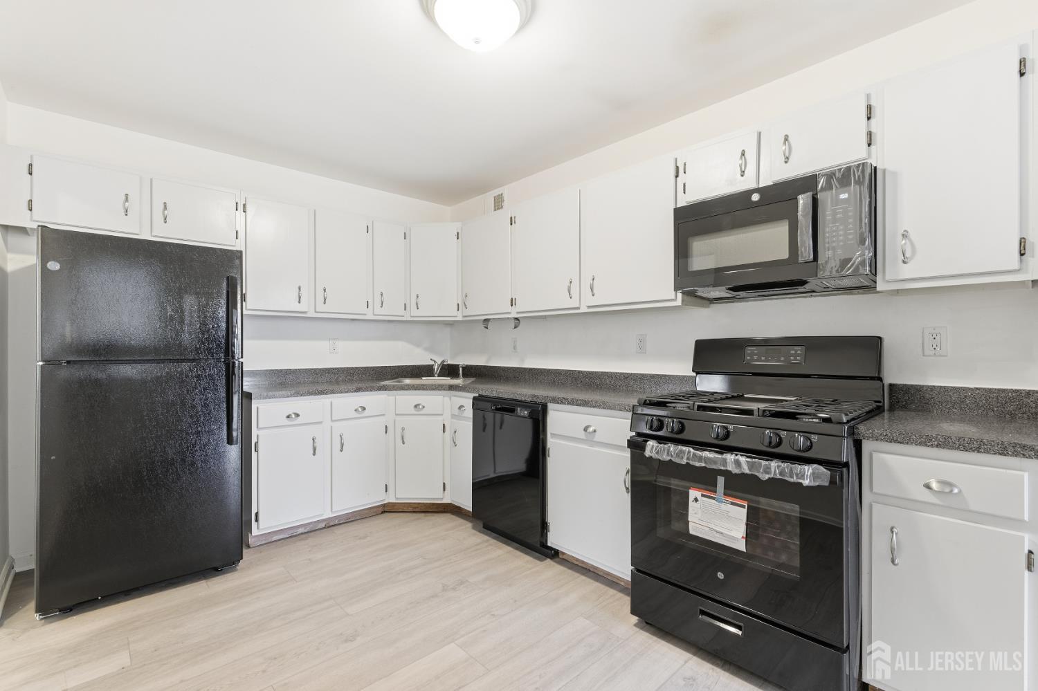 405 Plymouth Road North Brunswick, NJ 08902 - Photo 11 of 26