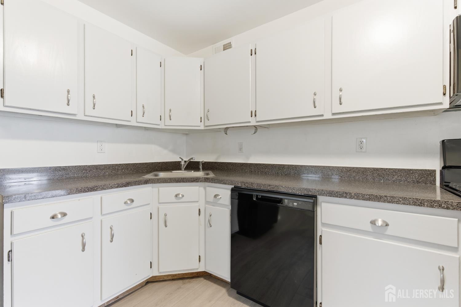 405 Plymouth Road North Brunswick, NJ 08902 - Photo 12 of 26