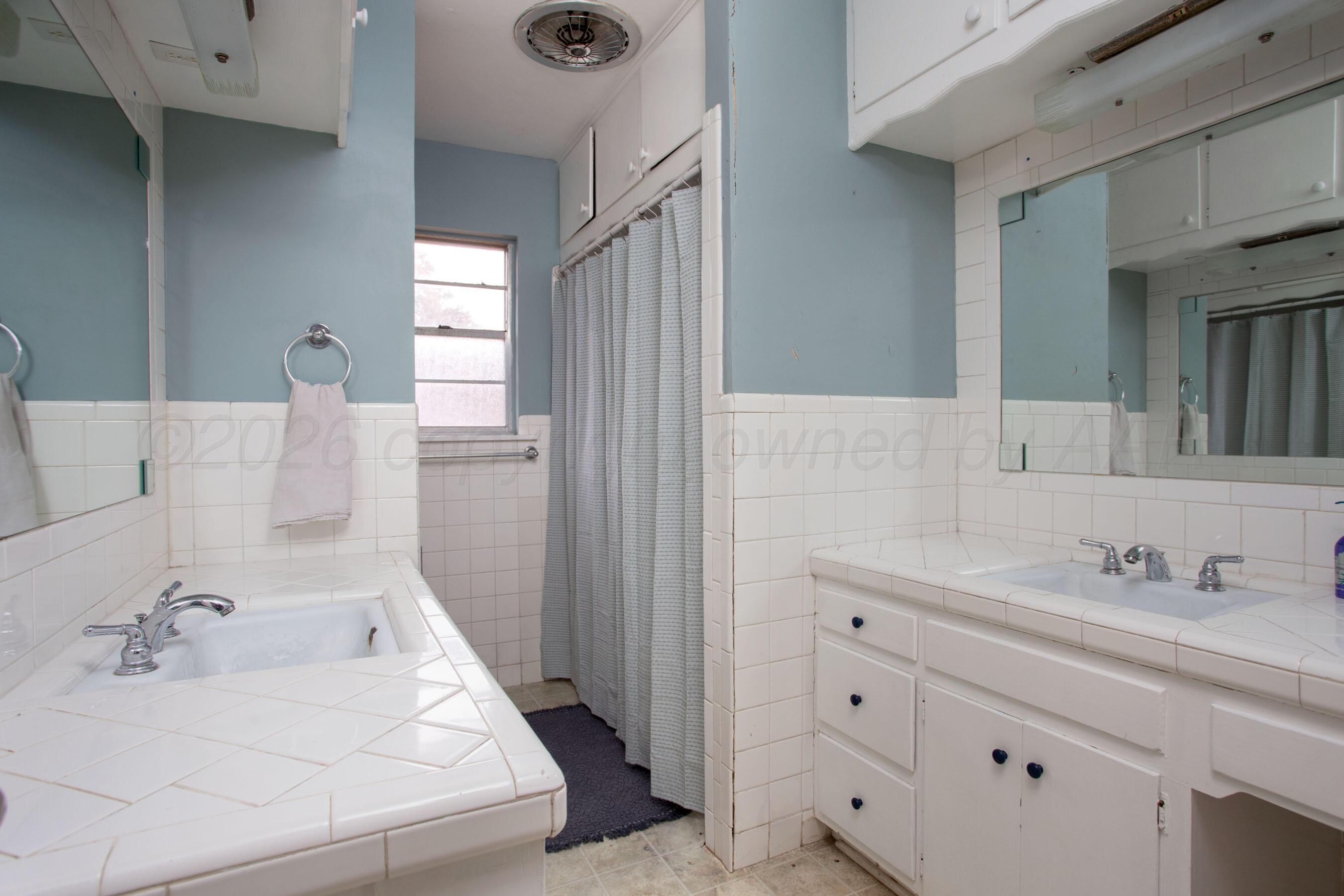2613 Mockingbird Lane Amarillo, TX 79109 - Photo 22 of 29 Hall Bathroom