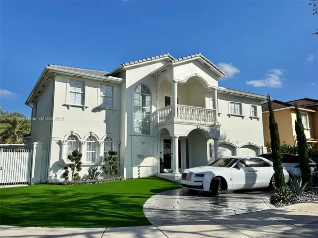 a view of a house with a yard