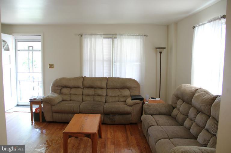 82 South Hawthorne Road Baltimore, MD 21220 - Photo 9 of 18 Living Room