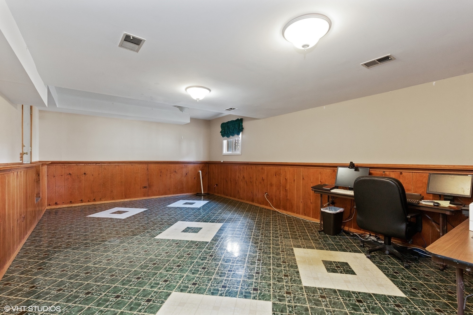 355 Chenault Road Buffalo Grove, IL 60089 - Photo 15 of 26 a view of workspace with lounge chair