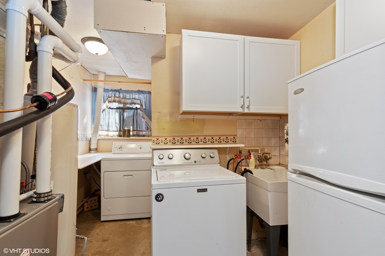 355 Chenault Road Buffalo Grove, IL 60089 - Photo 17 of 26 a utility room with dryer and washer