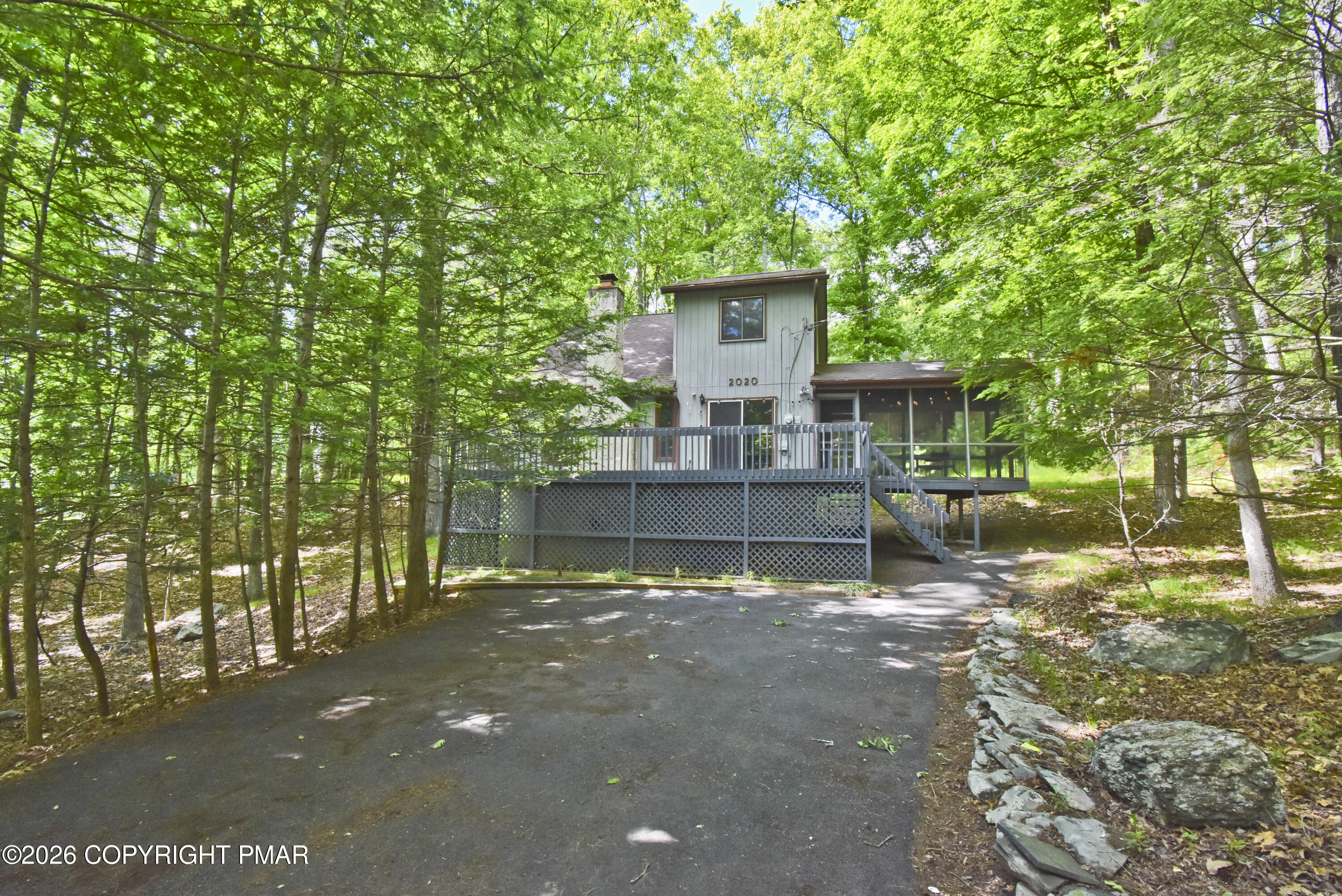148 Manchester Drive Bushkill, PA 18324 - Photo 31 of 35 13 Front (1)