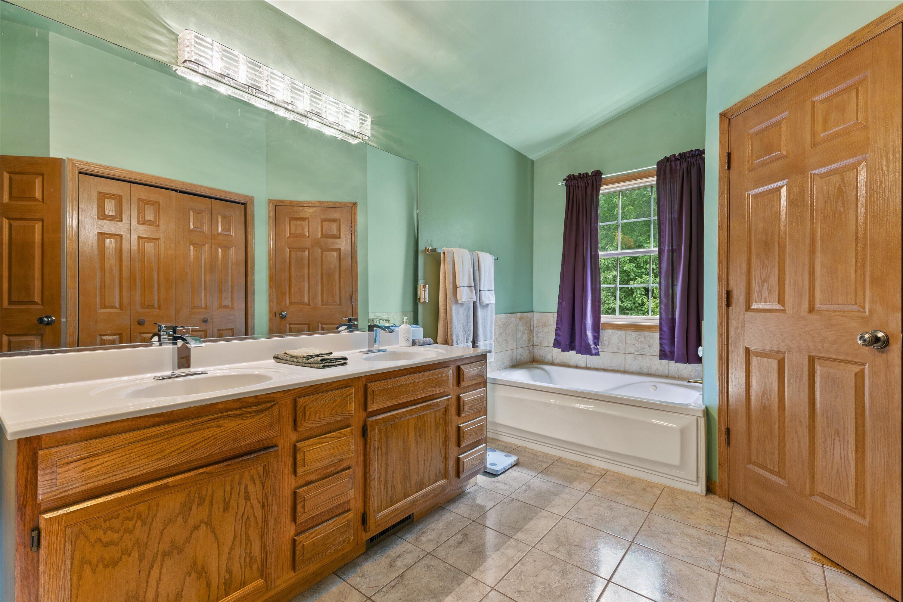 3330 Wood Road Mount Pleasant, WI 53406 - Photo 25 of 46 Primary w/ jacuzzi tub