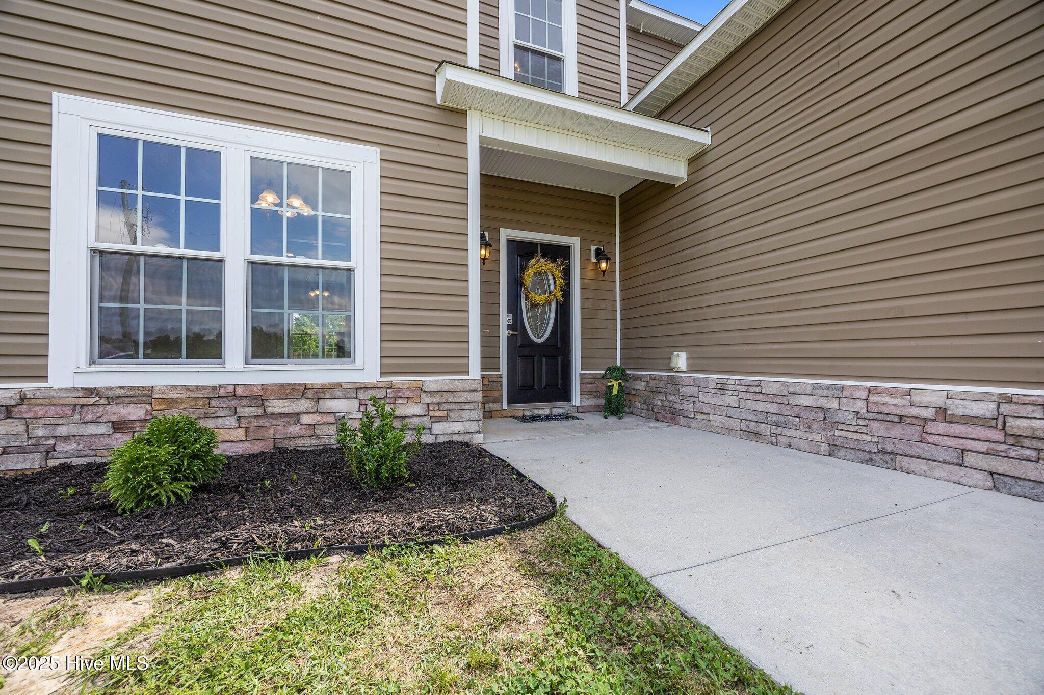 305 Spring Maple Way Richlands, NC 28574 - Photo 7 of 52 46-web-or-mls-IMG_9129