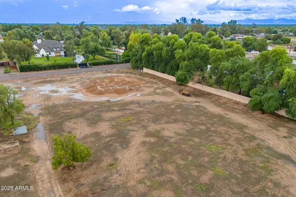 a view of a back yard