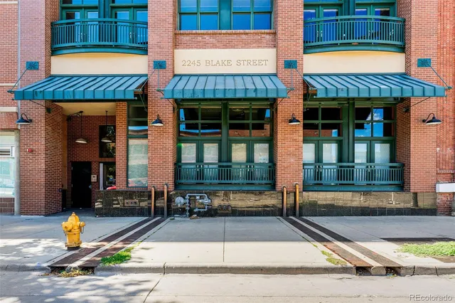 a view of the entryway of a house