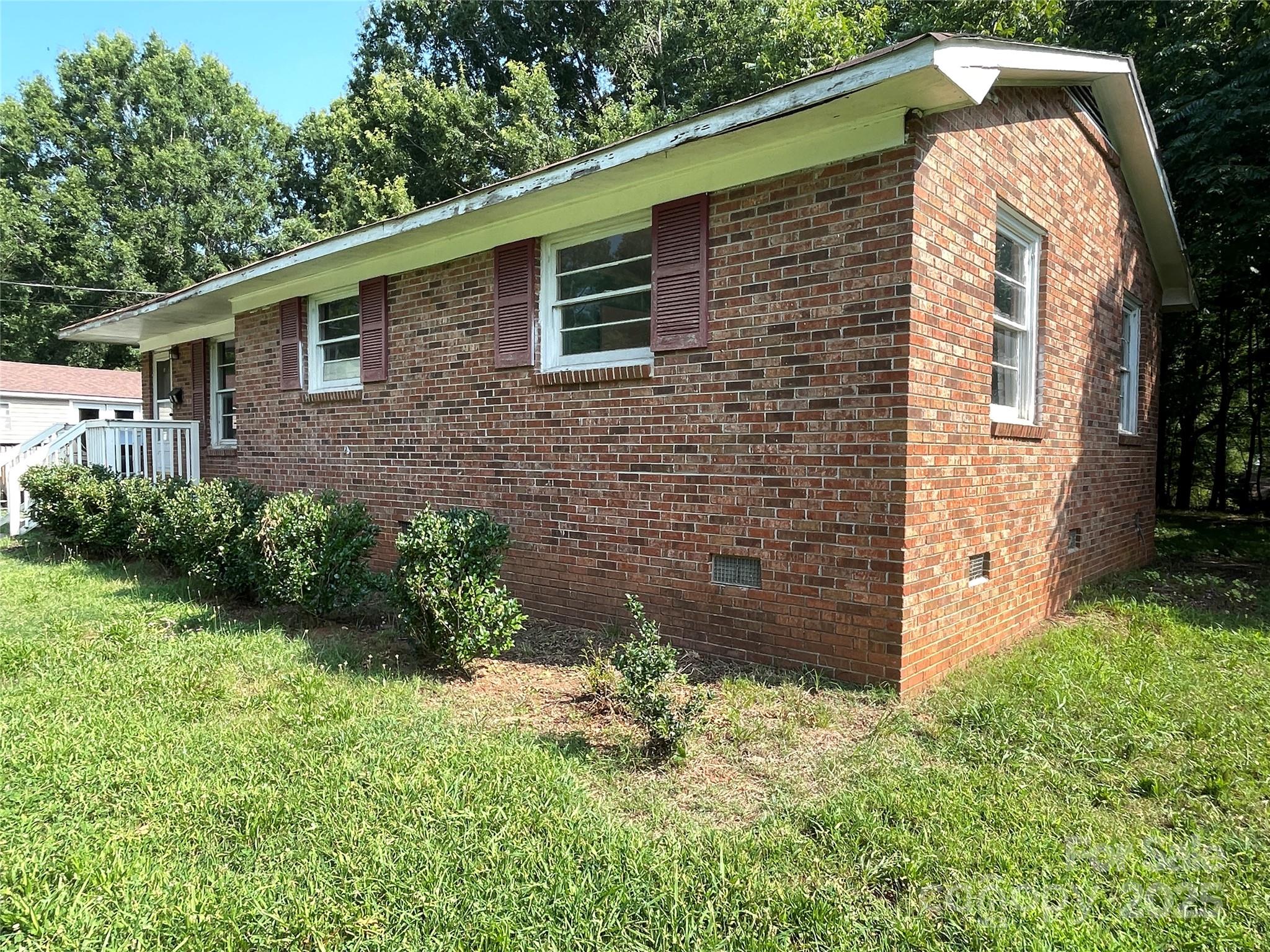 28 Maiden Lane York, SC 29745 - Photo 3 of 22 a view of a backyard with plants