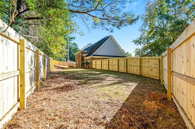 a view of a house with backyard and garden