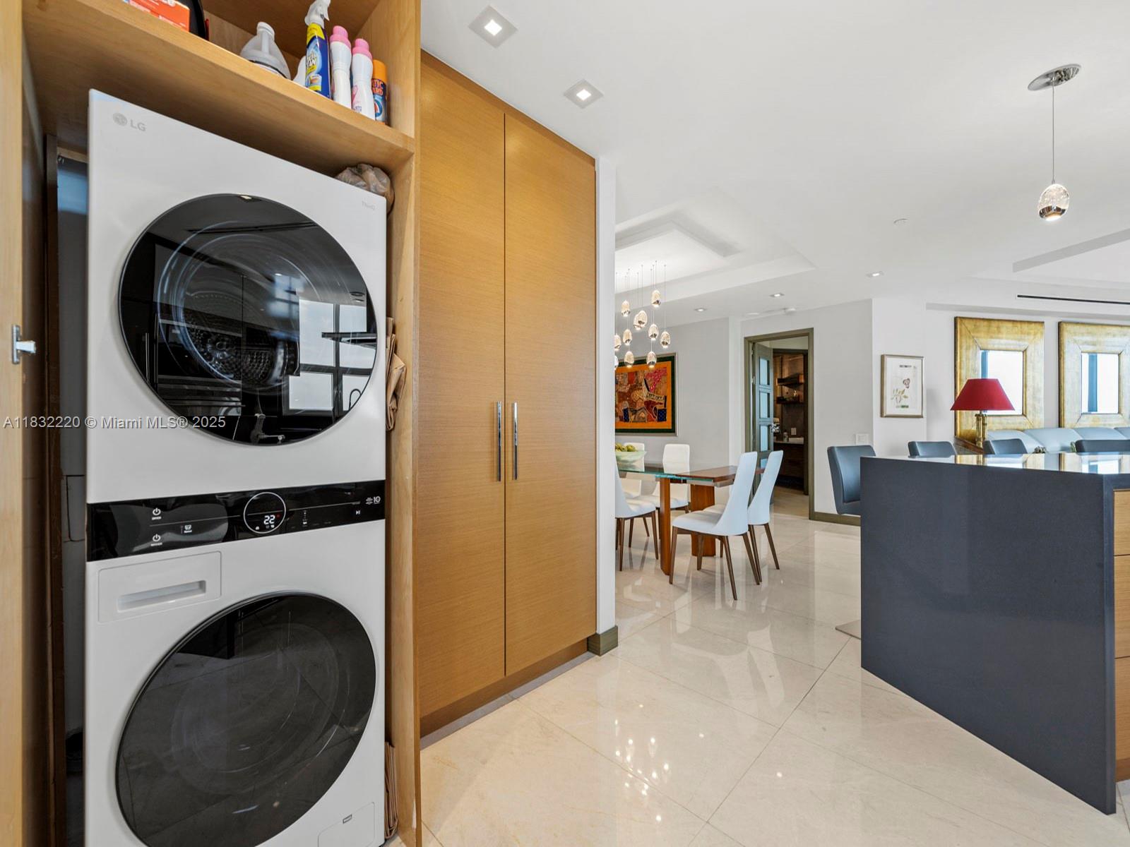 808 Brickell Key Drive, Unit 3208 Miami, FL 33131 - Photo 20 of 45 a view of a living room washer and dryer
