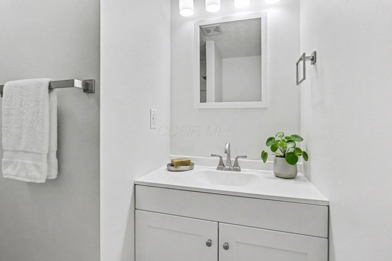 4315 Corner Road Alexandria, OH 43001 - Photo 29 of 39 Staged bath