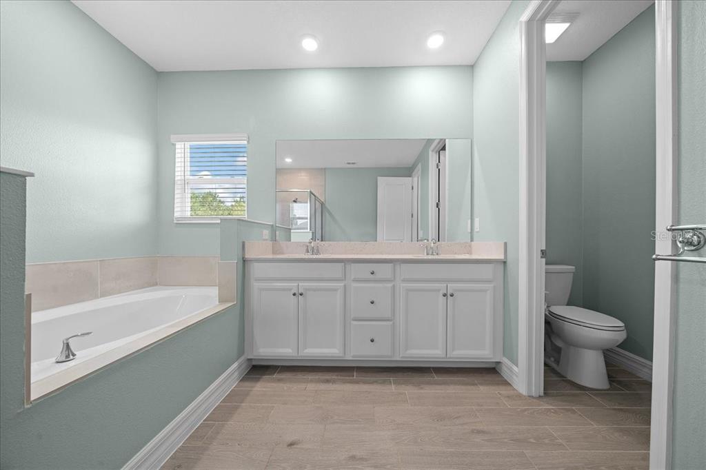 1130 Southeast 42nd Road Ocala, FL 34480 - Photo 78 of 83 a spacious bathroom with a granite countertop sink a toilet and a bathtub