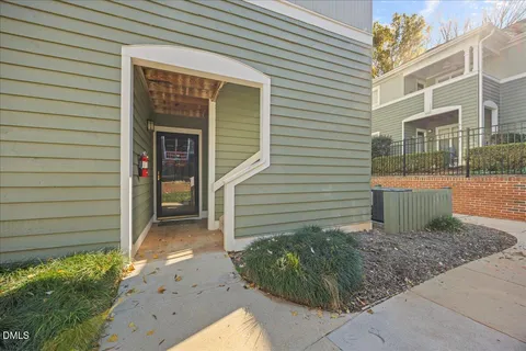 a view of a house with backyard and garden