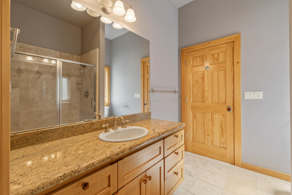 50205 Highway 62 Chiloquin, OR 97624 - Photo 28 of 44 Jack & Jill bathroom