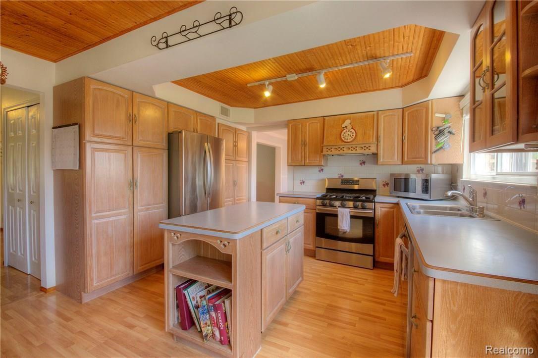 7398 Kingsbridge Road Canton, MI 48187 - Photo 12 of 47 13 Kit.jpg