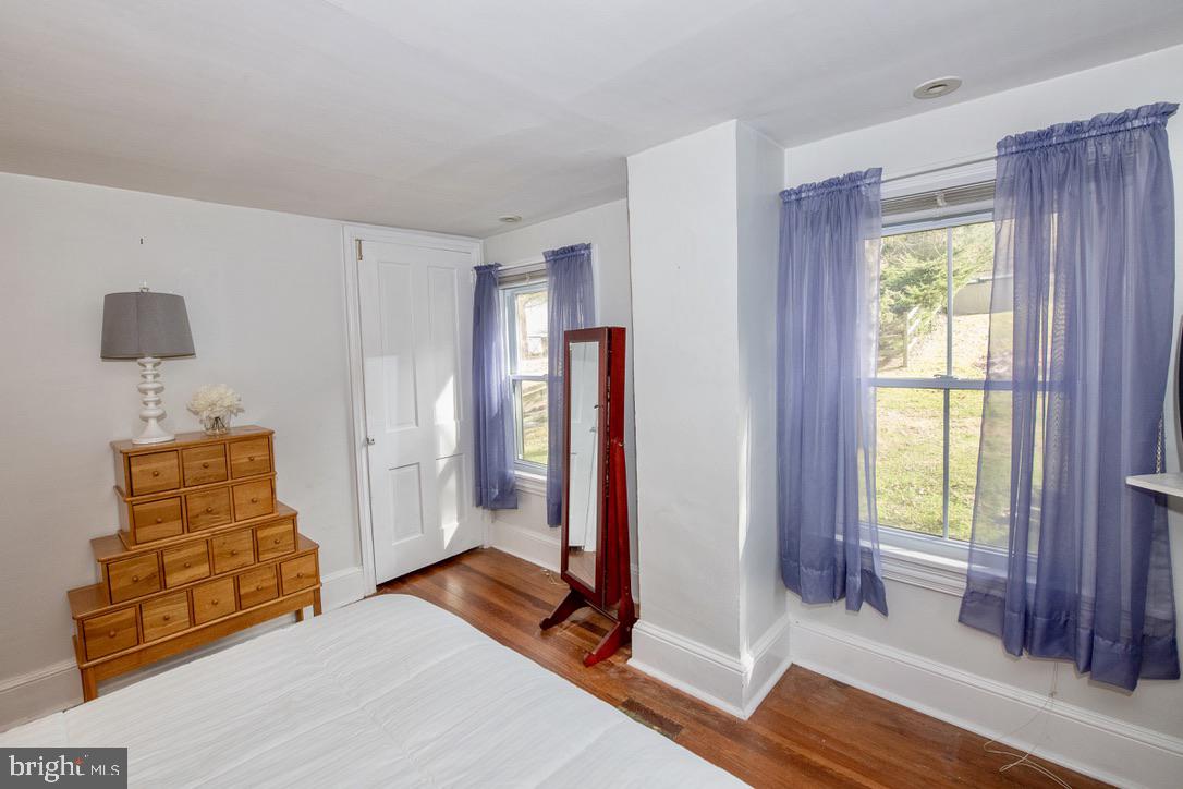 295 Balligomingo Road Conshohocken, PA 19428 - Photo 13 of 27 Main bedroom