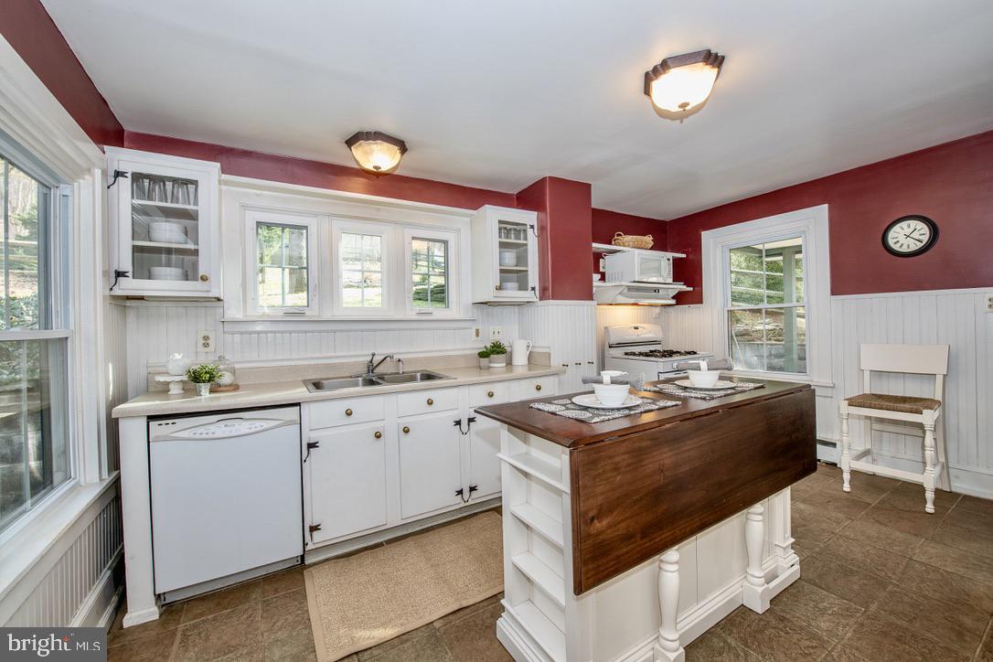 295 Balligomingo Road Conshohocken, PA 19428 - Photo 6 of 27 Country farmhouse kitchen with modern amenities