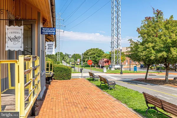 $1,175,000 | 714 Old Hunt Way, Herndon, VA 20170