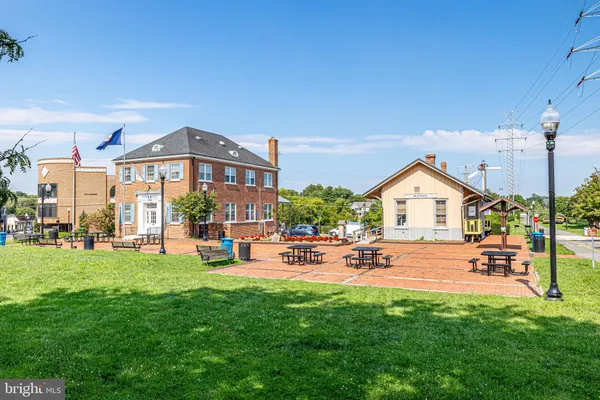 $1,175,000 | 714 Old Hunt Way, Herndon, VA 20170