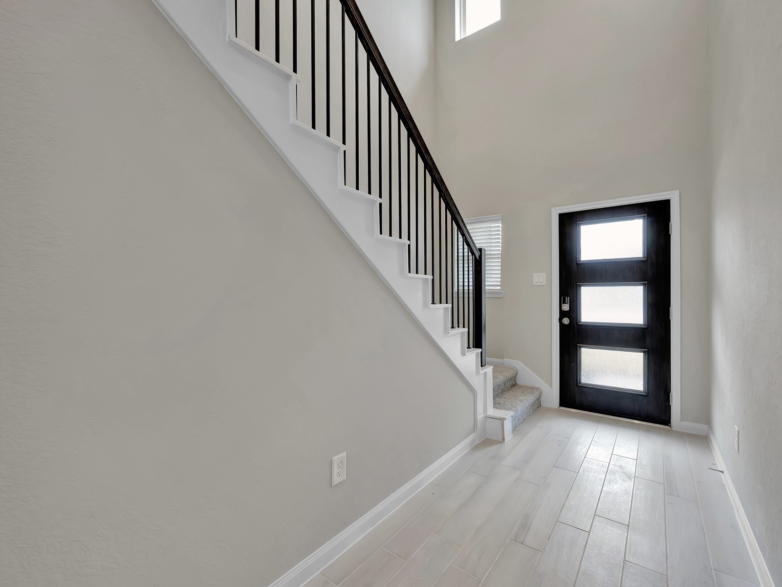 5725 Adamite Way Houston, TX 77048 - Photo 15 of 29 Photo is not of the actual home, but is an inspirational photo of builder’s model home and may depict options, furnishings, and/or decorator features that are not included