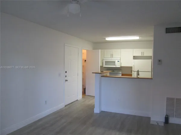 $1,650 | 4361 West McNab Road, Unit 13, Pompano Beach, FL 33069