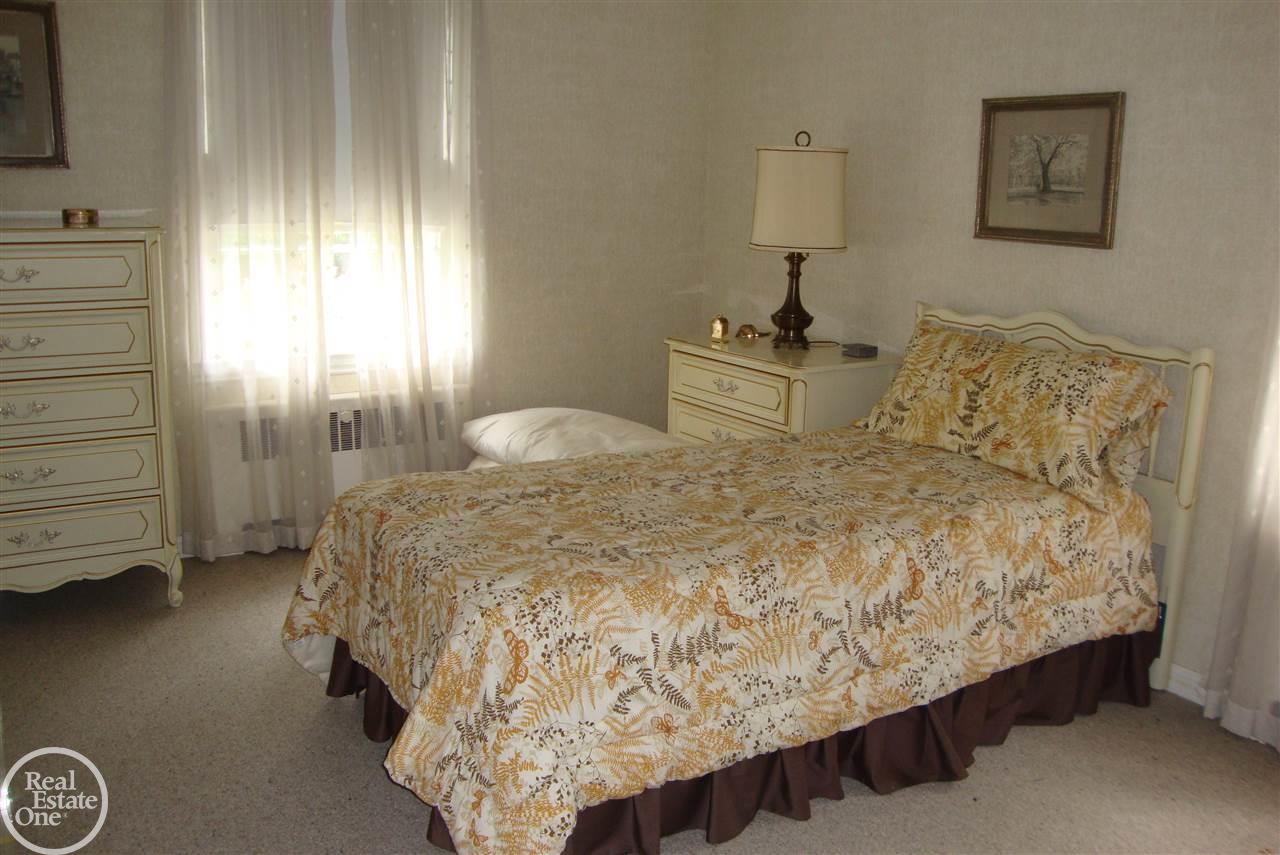 86 Lothrop Road Grosse Pointe Farms, MI 48236 - Photo 23 of 28