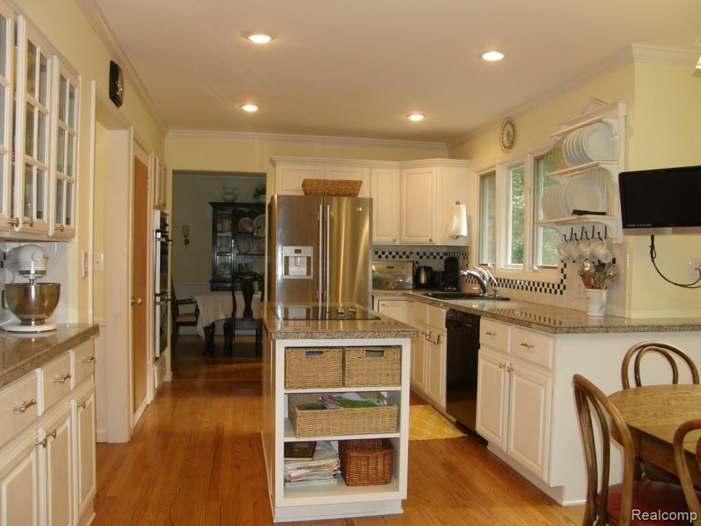 2010 East Gunn Road Rochester, MI 48306 - Photo 7 of 20 Kitchen