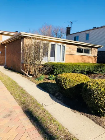 $3,400 | 9529 Kenneth Avenue, Skokie, IL 60076