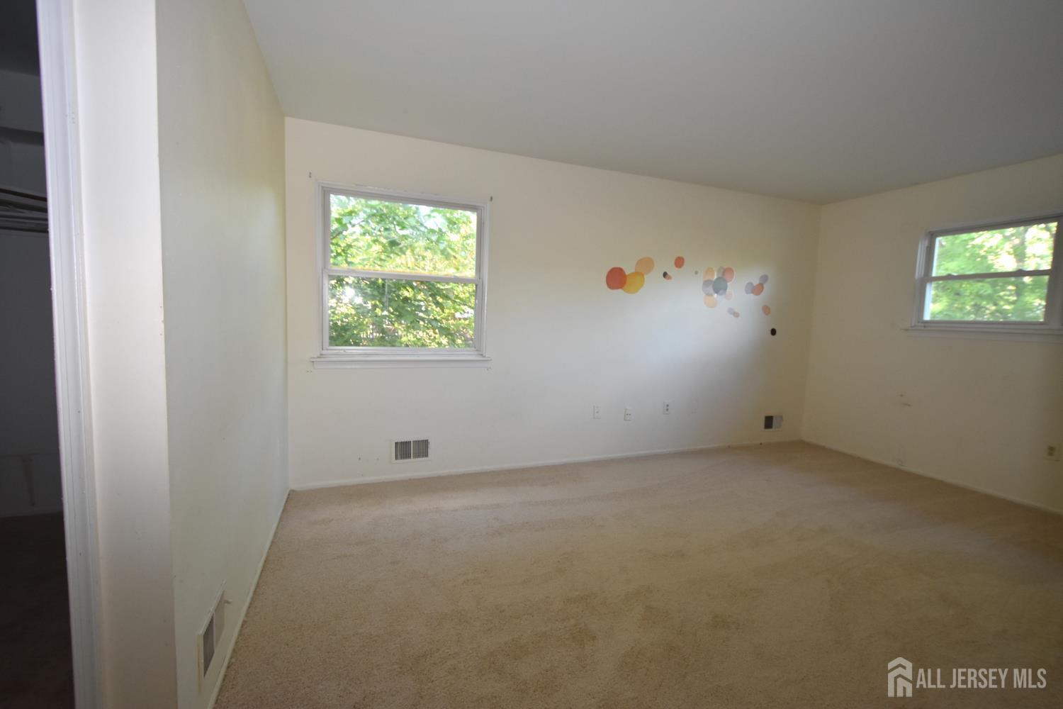 8 Wethersfield Road Plainsboro, NJ 08536 - Photo 15 of 28 an empty room with windows