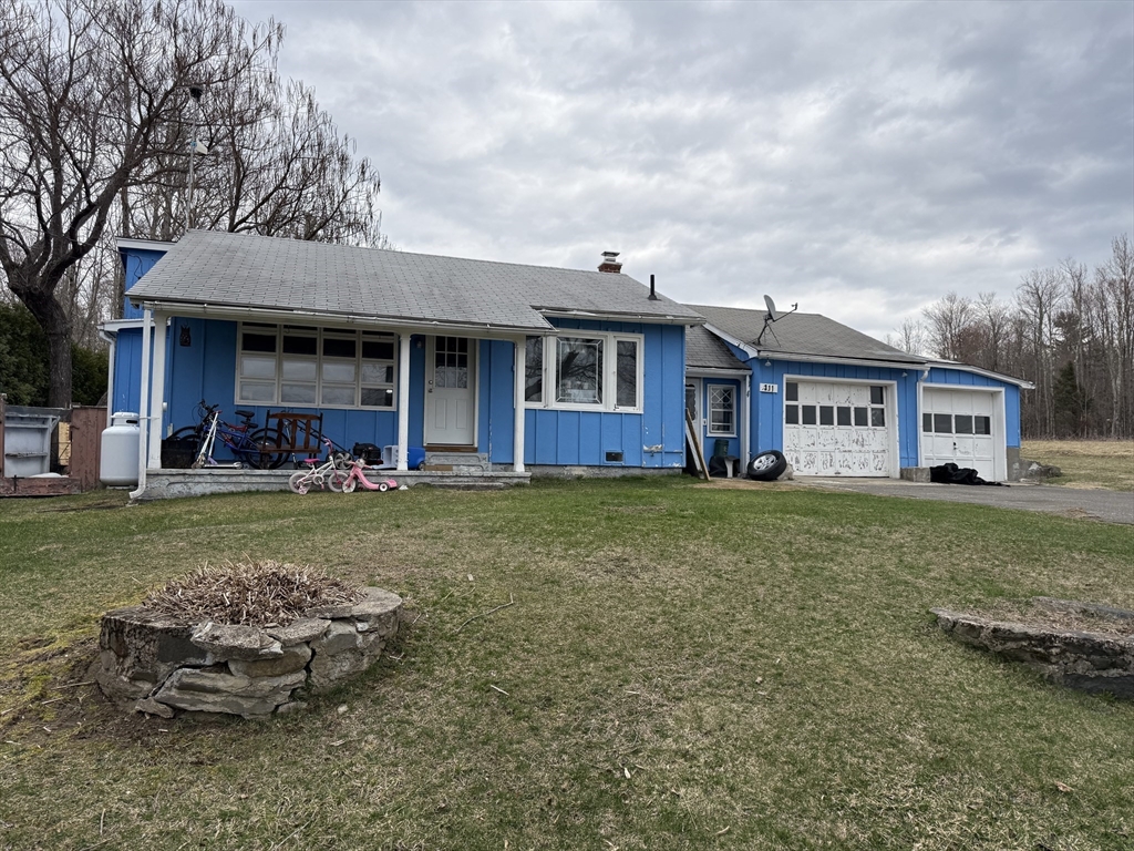 a view of a house with a yard