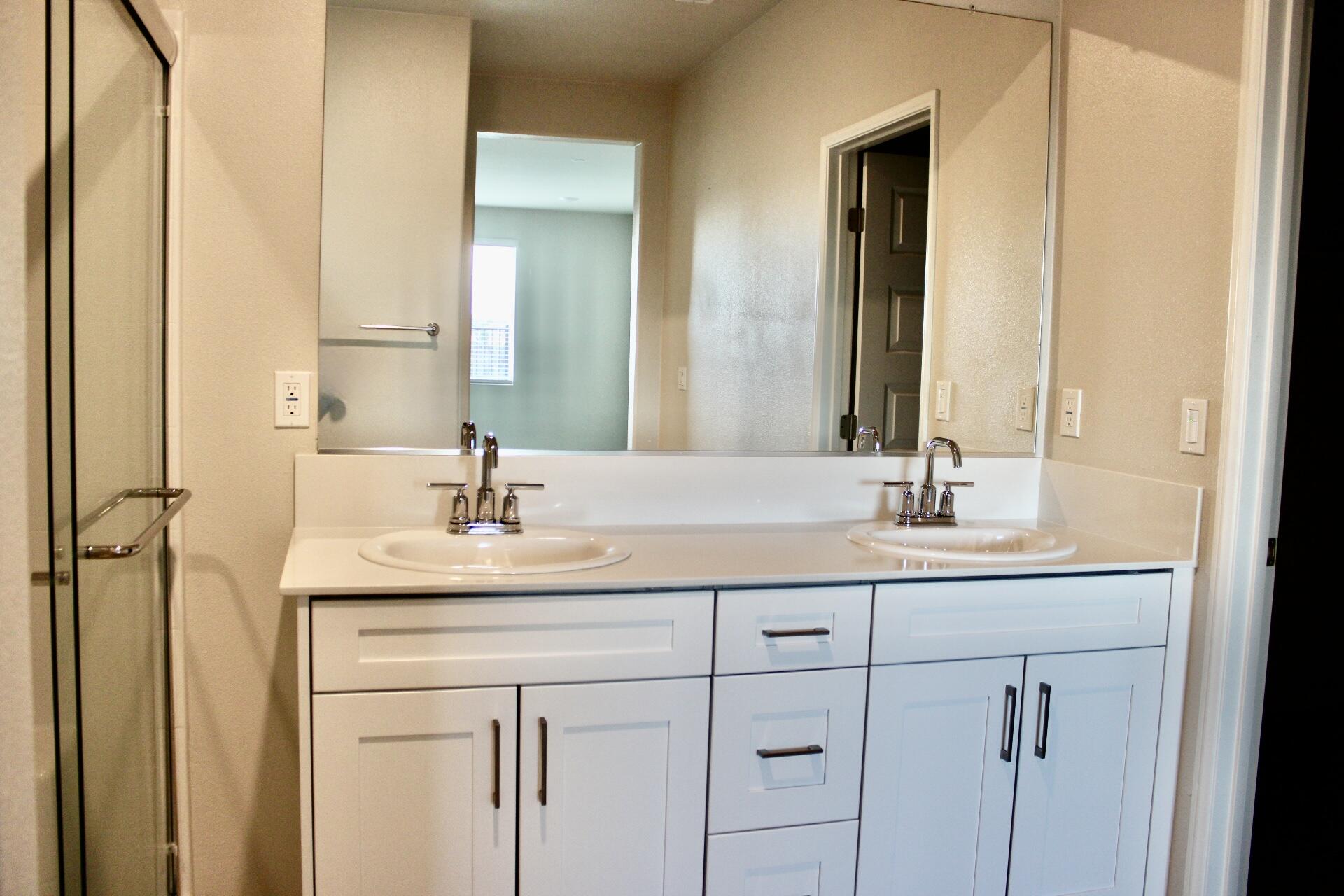 35265 Els Place Beaumont, CA 92223 - Photo 8 of 31 Master bathroom