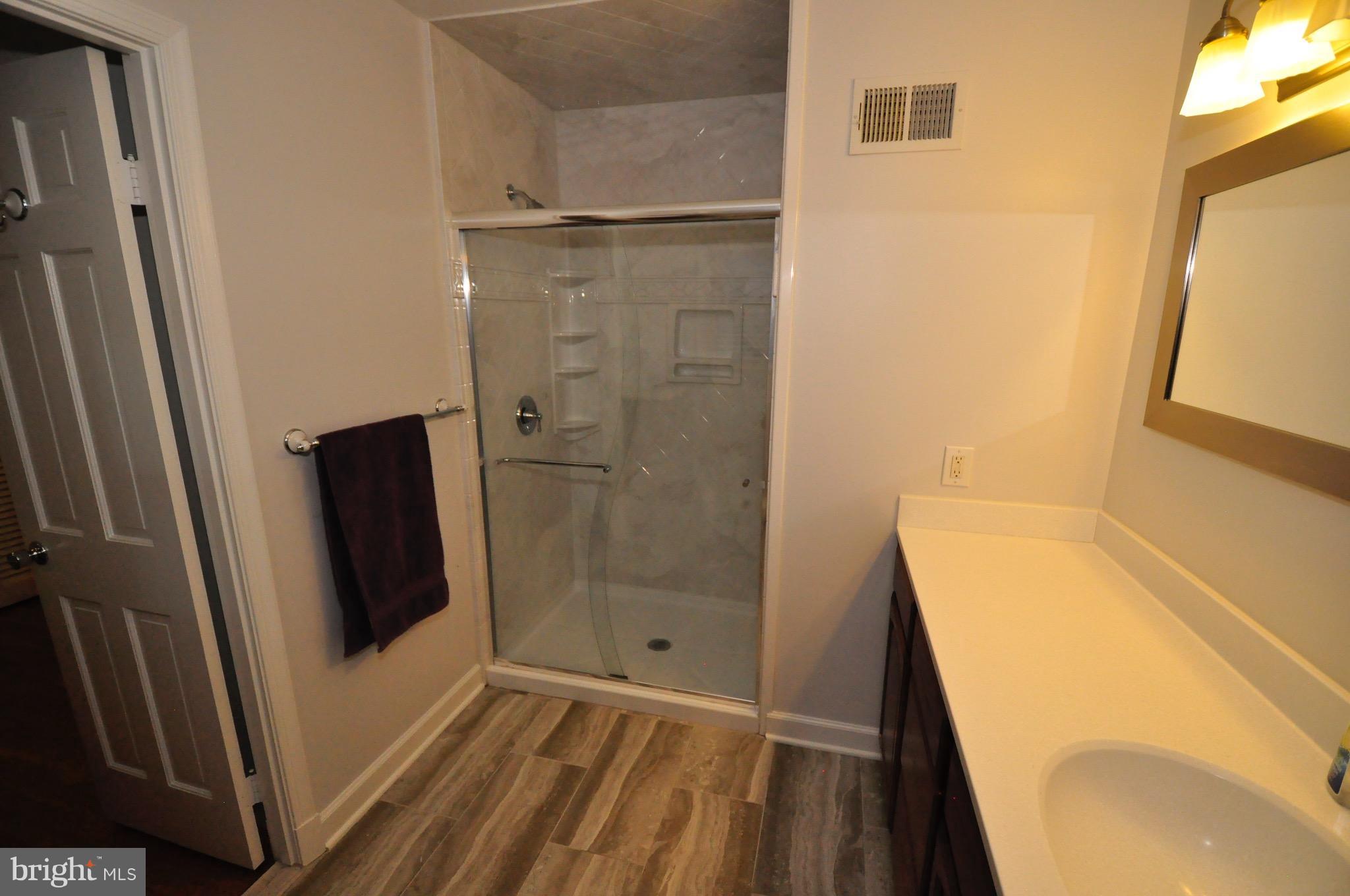 7114 Devonshire Road Alexandria, VA 22307 - Photo 17 of 27 Bath (Master)