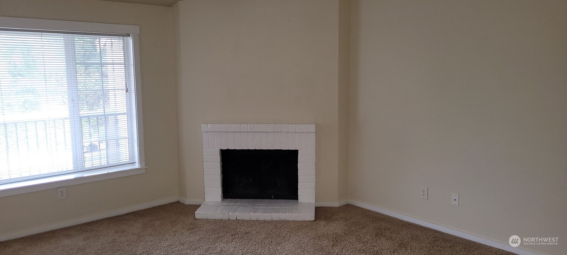 12404 East Gibson Road, Unit D201 Everett, WA 98204 - Photo 9 of 22 an empty room with windows