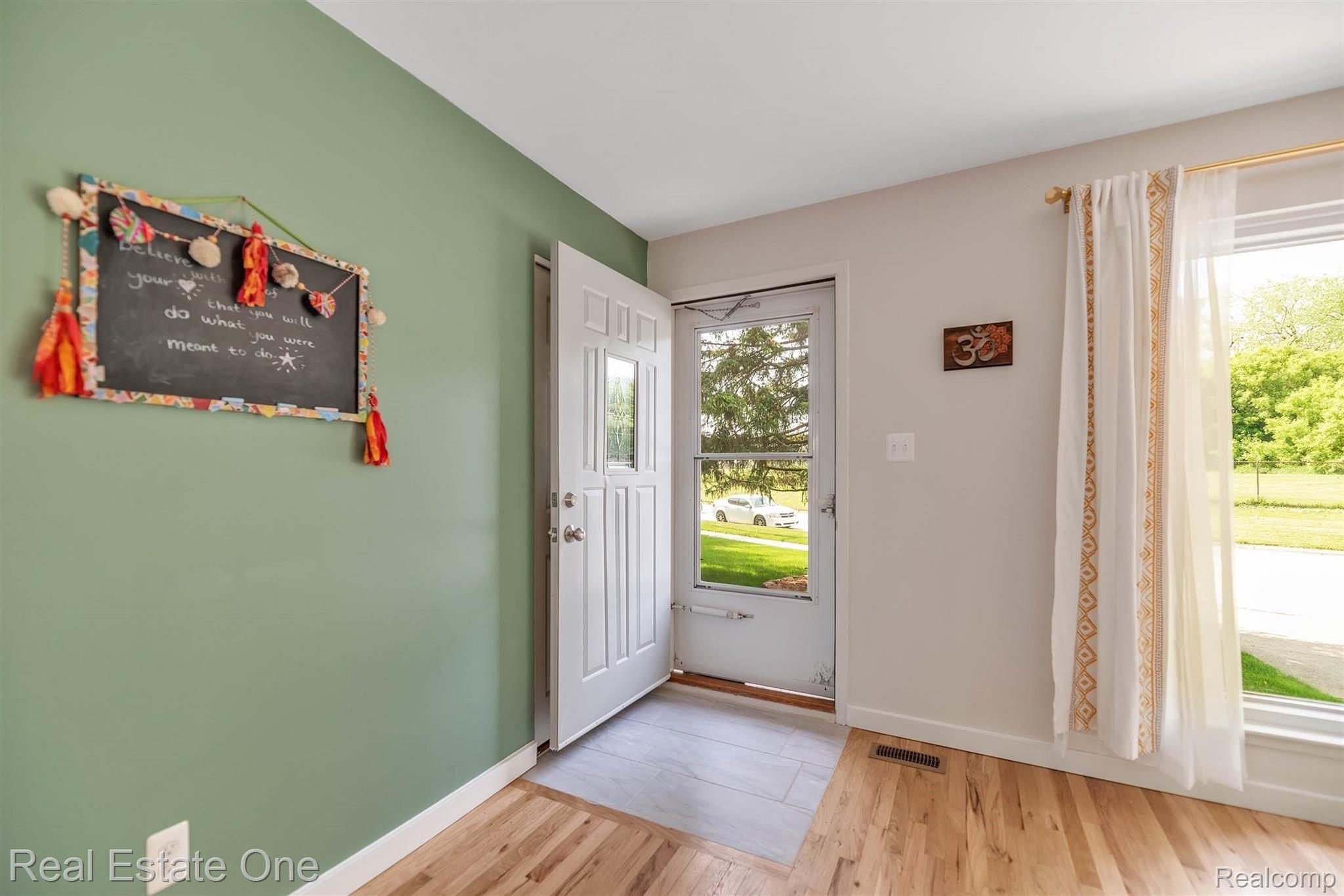 08-3024 Starr Rd-WindowStill-Real-Estate-Photography-8.jpg